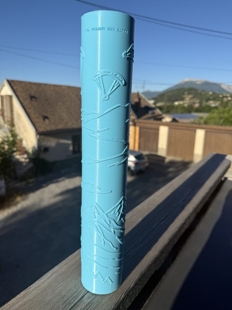 Boîte turquoise gravée 24e Volant des Alpes, motif sommets et parapente
