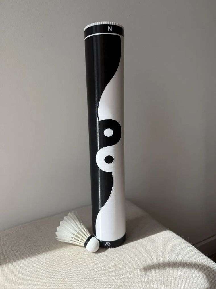 Boîte noire et blanche, motif yin et yang sur toute la hauteur